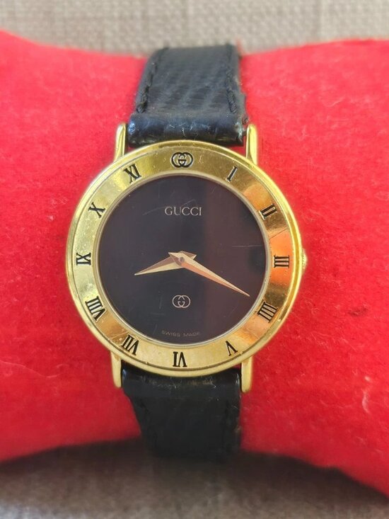 Vintage Gucci Women Wristwatch Gold Tone Case Swiss Made Analog Watch Auth